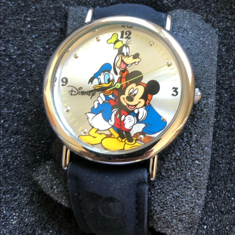 🔥HOTTEST PICK🔥 Disney 70 years of Friends Watch with Authentication Card NWOT